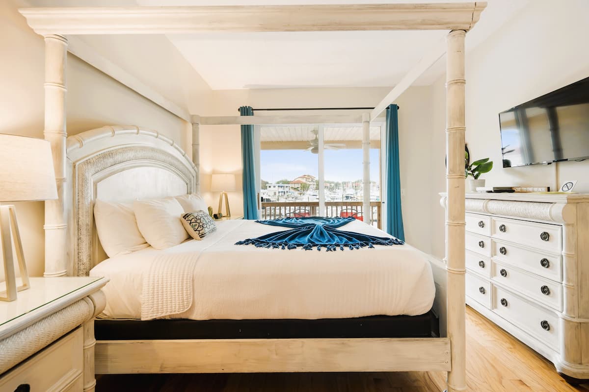 Standard Studio, Balcony, Harbor View | Living area | 40-inch TV with cable channels