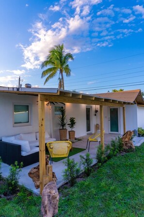 Terrace/patio - 3-bedroom house in awesome Hollywood with AC, WiFi, comfortable for vacations (Hollywood)