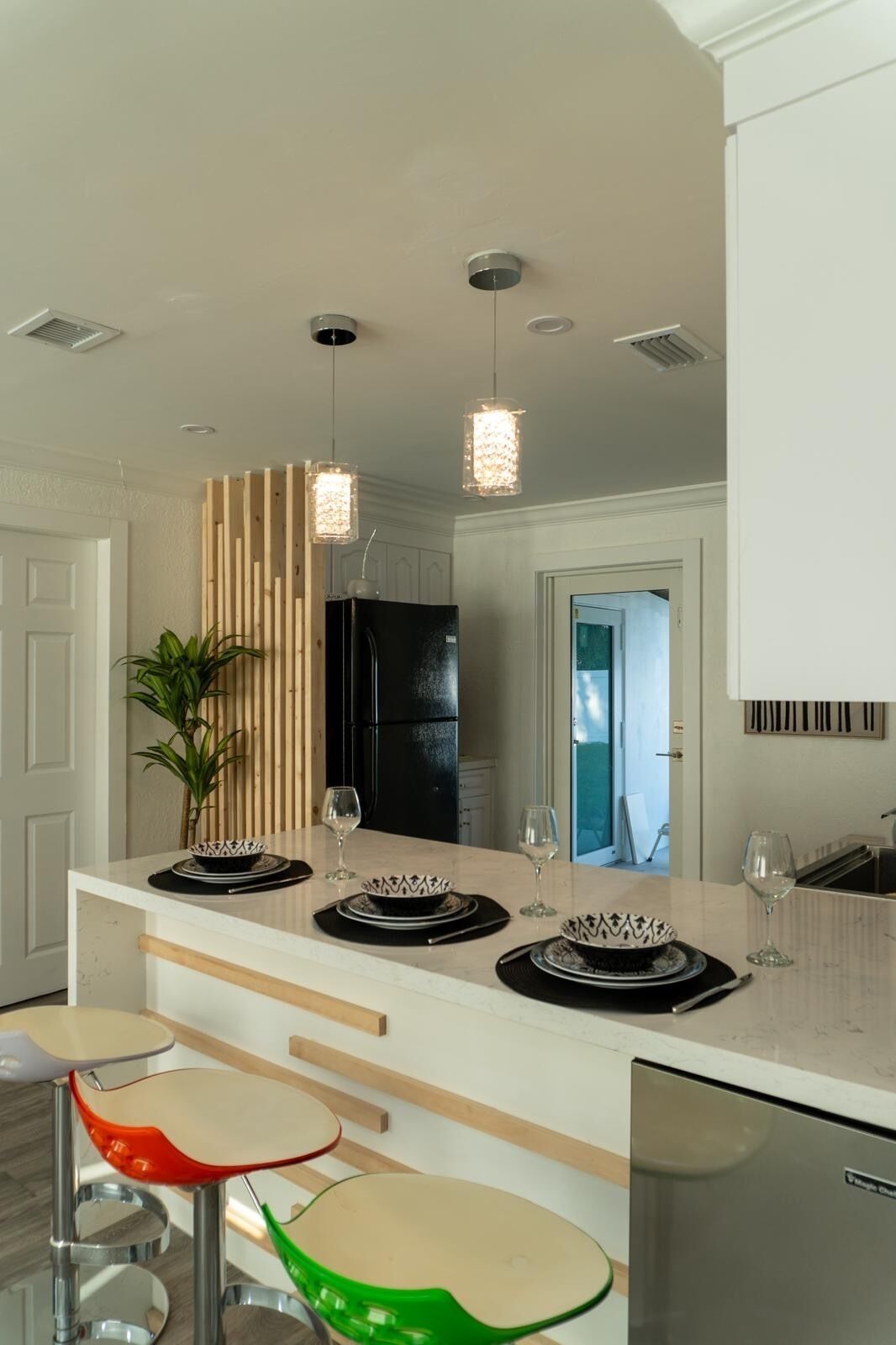 Een magnetron, een oven, een kookplaat, een broodrooster