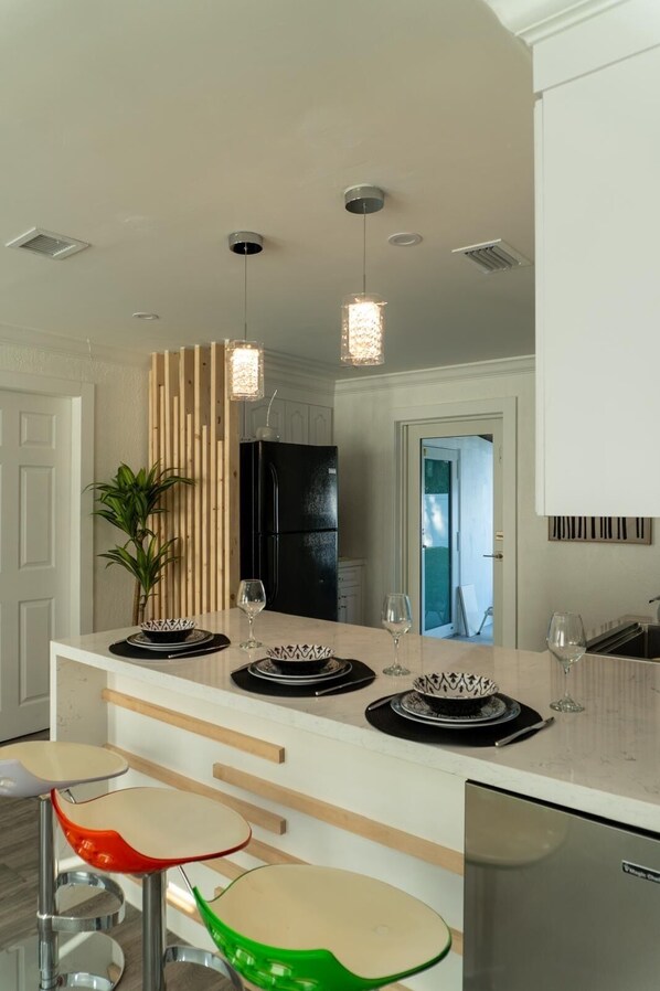 Microwave, oven, stovetop, toaster - 3-bedroom house in awesome Hollywood with AC, WiFi, comfortable for vacations (Hollywood)