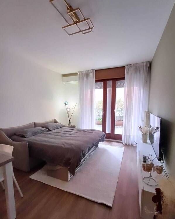 1 bedroom, travel crib, WiFi, bed sheets