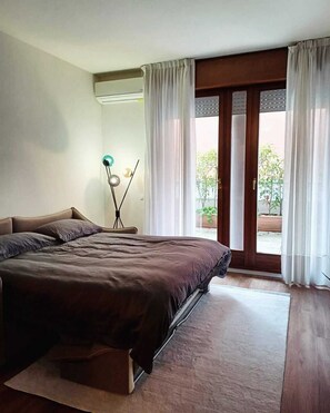 1 bedroom, travel cot, WiFi, bed sheets
