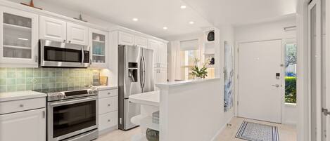 雪櫃、微波爐、焗爐、爐具