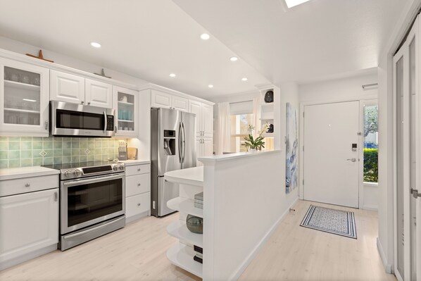 Køleskab, mikrobølgeovn, ovn, kogeplade