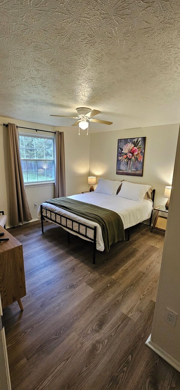 3 slaapkamers, een strijkplank/strijkijzer, reisbedje, wifi