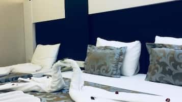 Cofres nos quartos, escrivaninha, espaço de trabalho para notebook