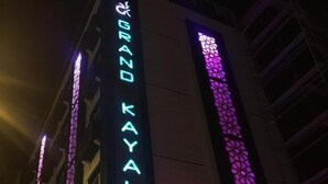 Un edificio con letreros iluminados que indican 'Graz Hotel & Spa'.