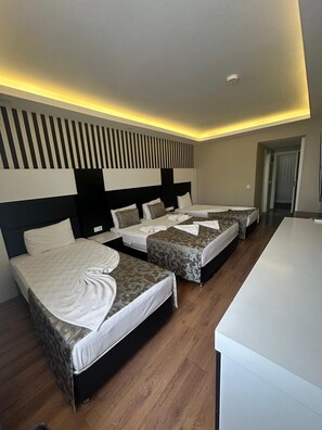 Caja de seguridad en la habitación y escritorio 