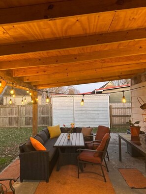 Outdoor dining - Charming 3-bedroom house in the Crater City near State Parks, LMU, & hospitals. (Middlesboro)