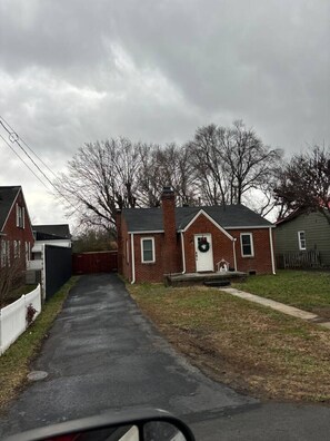 Exterior - Charming 3-bedroom house in the Crater City near State Parks, LMU, & hospitals. (Middlesboro)