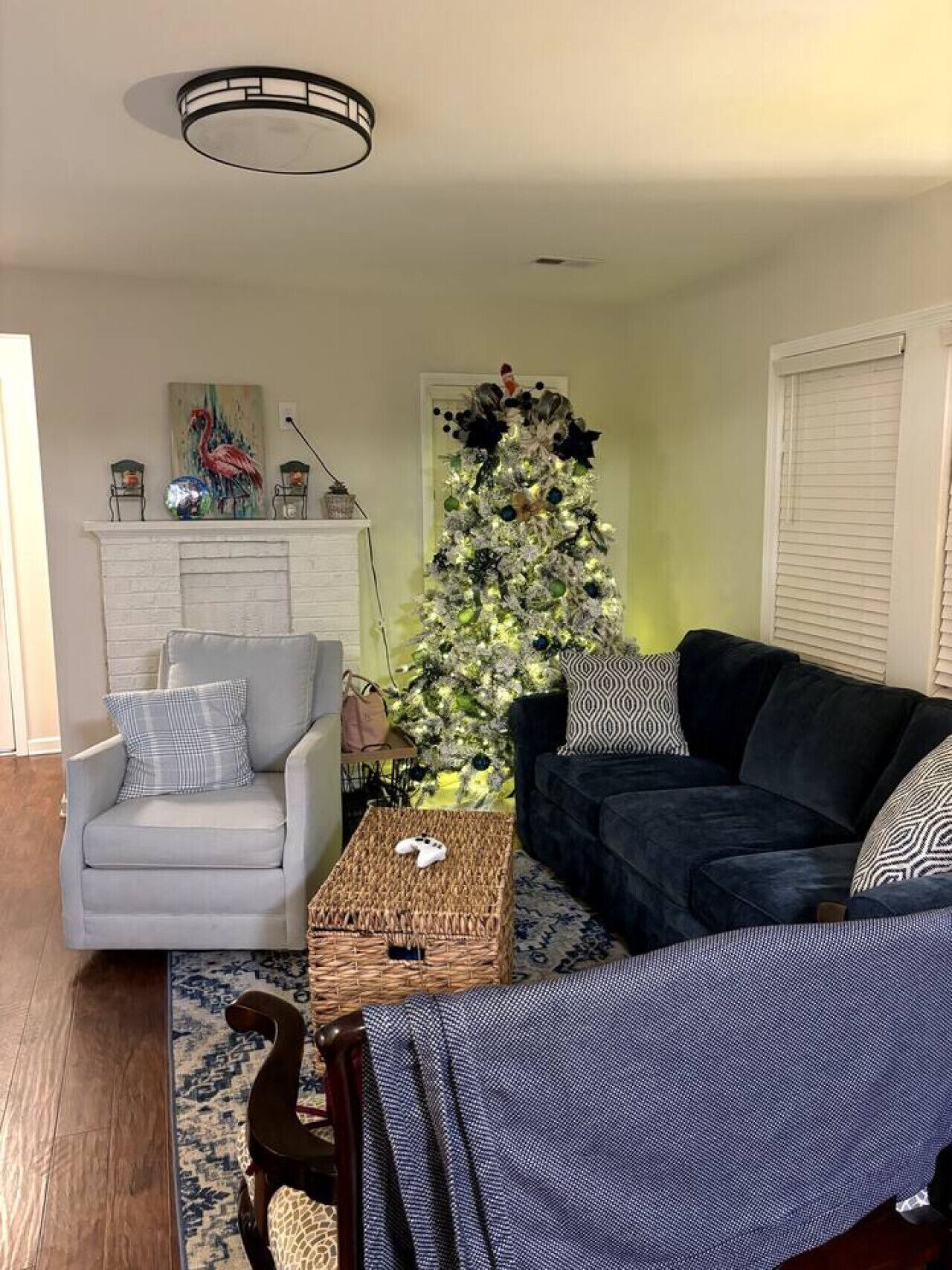 Een smart-tv, een open haard, boeken en een stereo