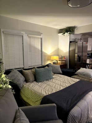 3 bedrooms, desk, iron/ironing board, travel cot - Charming 3-bedroom house in the Crater City near State Parks, LMU, & hospitals. (Middlesboro)