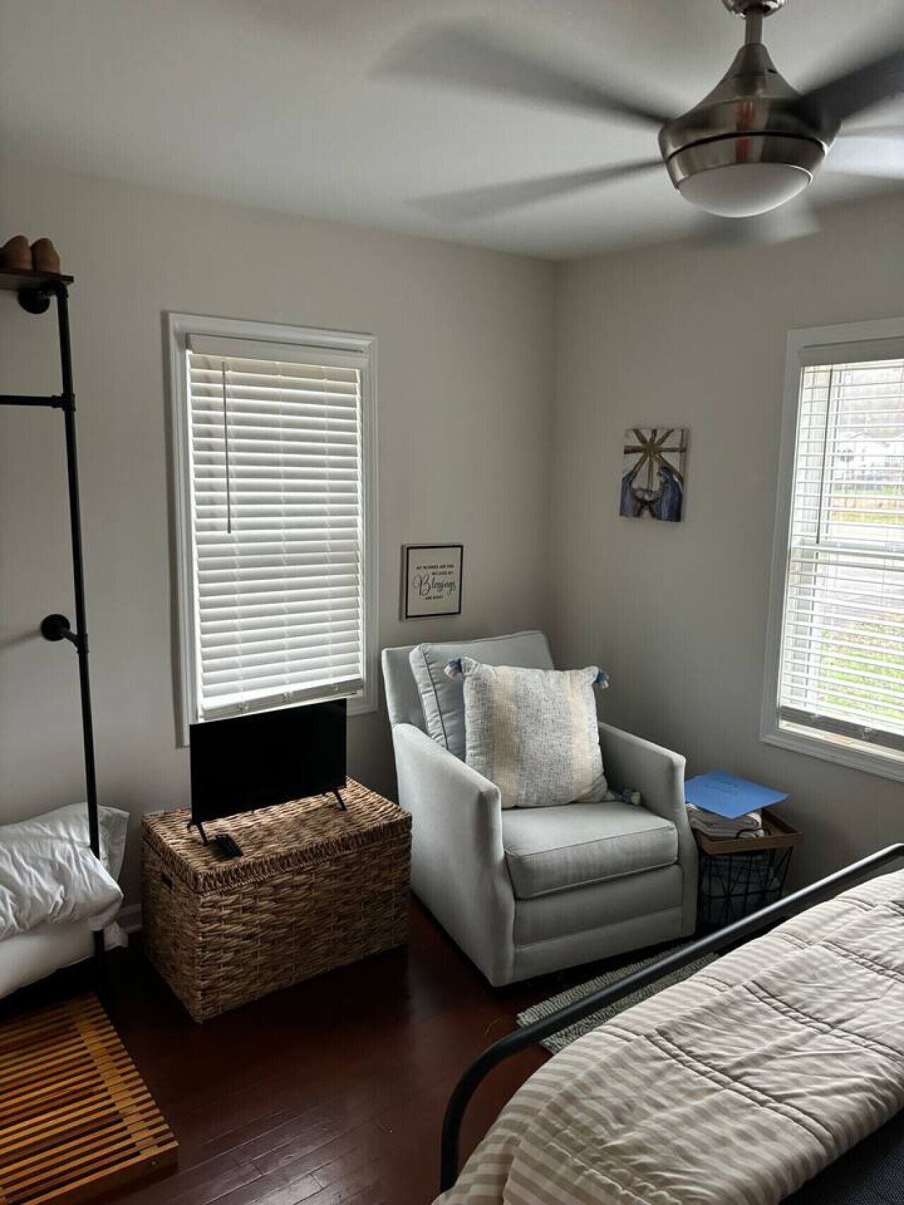 3 bedrooms, desk, iron/ironing board, travel cot