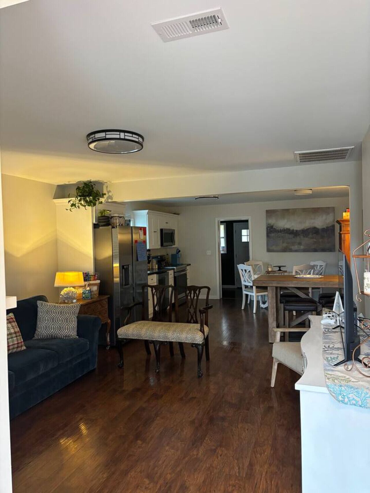 Een smart-tv, een open haard, boeken en een stereo