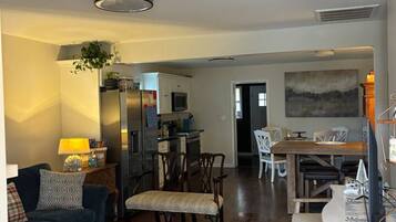 Een smart-tv, een open haard, boeken en een stereo