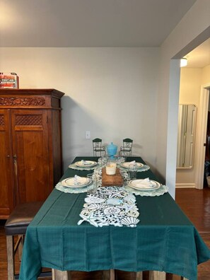 Dining - Charming 3-bedroom house in the Crater City near State Parks, LMU, & hospitals. (Middlesboro)