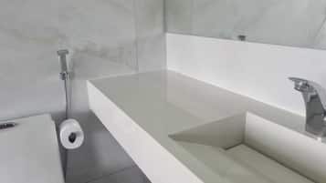 Douche, baignoire Ă  jets, papier toilette