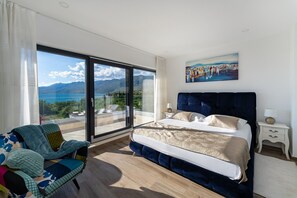 4 عدّة غرف نوم ومكواة/لوح كي وواي فاي وملاءات أسرّة