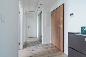 Espacio para trabajar con laptop y tabla de planchar con plancha