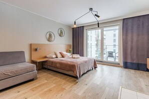 Espacio para trabajar con laptop y tabla de planchar con plancha