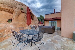 Outdoor dining - Private Hot Tub | Nestled in Towering Slickrock | Near Ntl Parks (Moab)