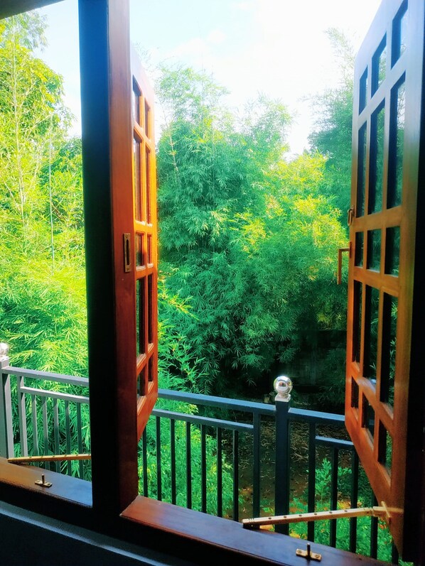 Bureau, espace de travail pour ordinateur portable