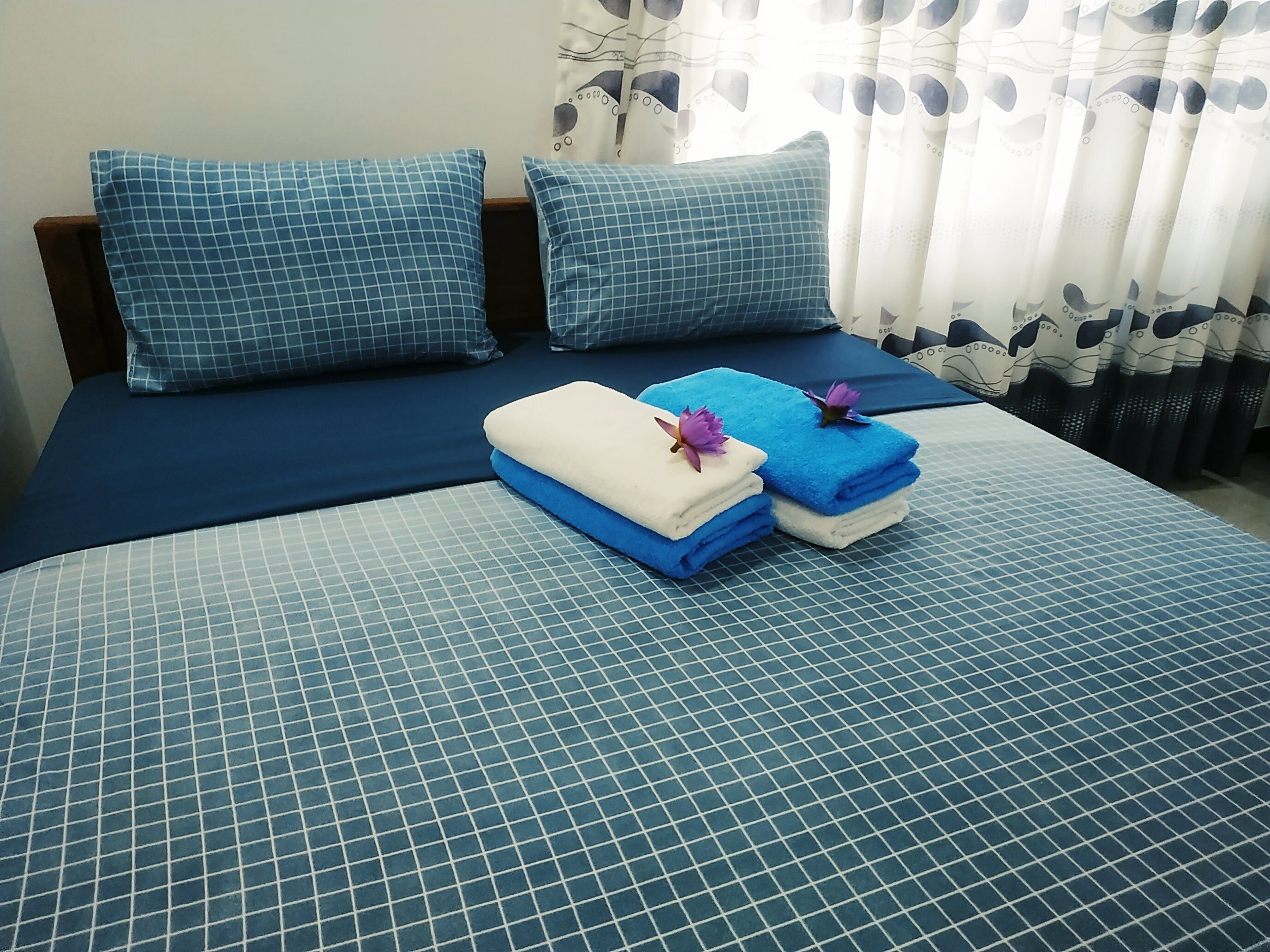 Escritorio y espacio para trabajar con laptop 