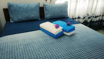 Escritorio y espacio para trabajar con laptop