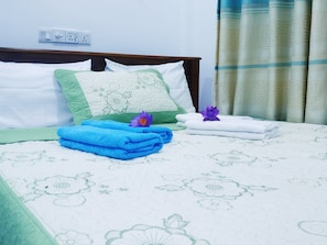 Quarto casal luxo, sacada, vista para o jardim | 1 quarto, escrivaninha, espaço de trabalho para notebook