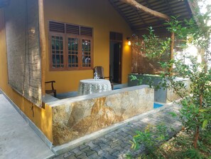 1 habitación, escritorio y espacio para trabajar con laptop