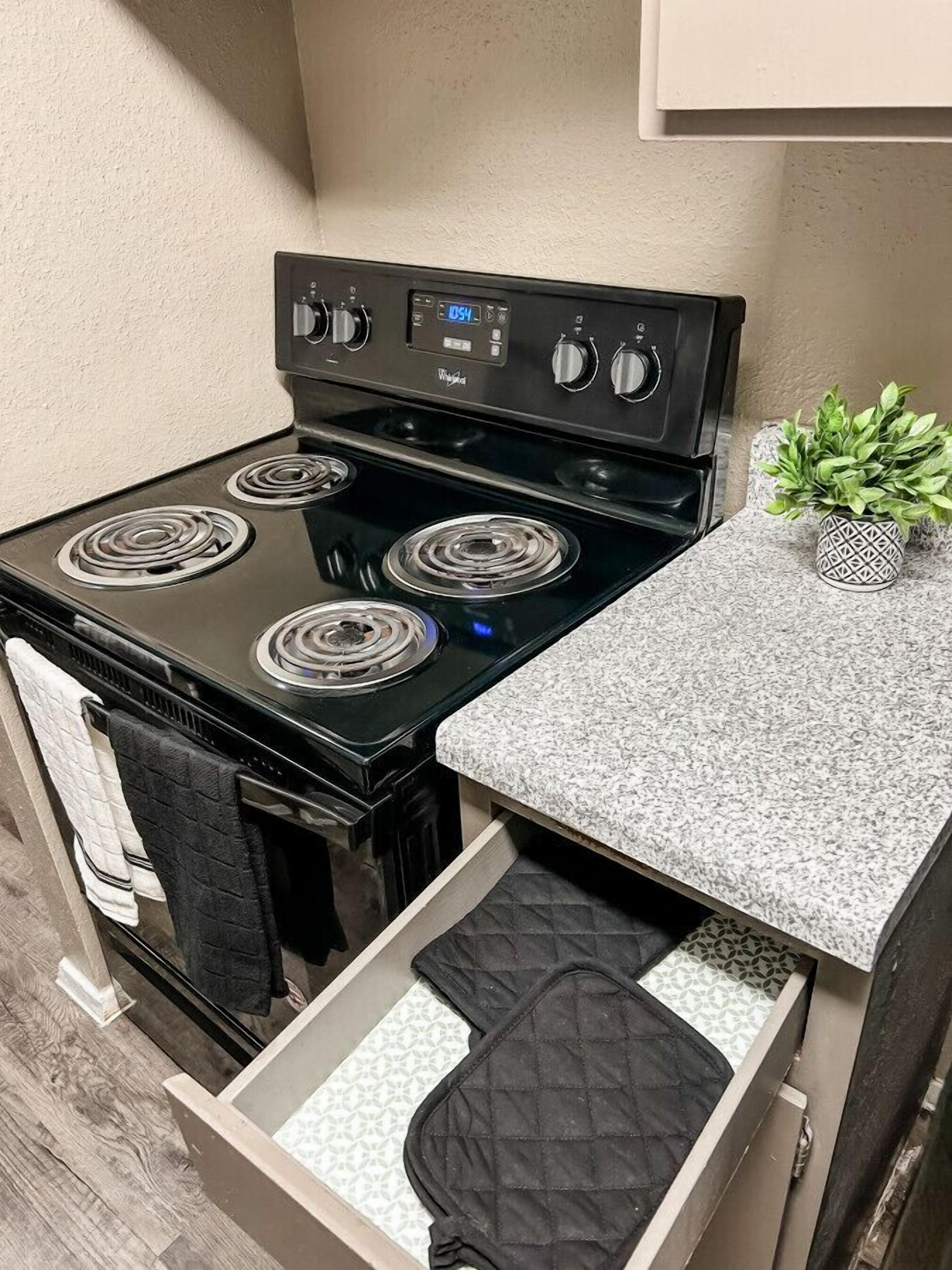 Réfrigérateur, micro-ondes, four, plaque de cuisson