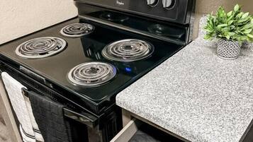 Køleskab, mikrobølgeovn, ovn, kogeplade