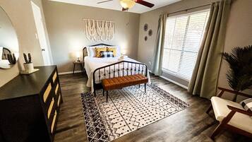 1 habitación, tabla de planchar con plancha, wifi gratis y ropa de cama