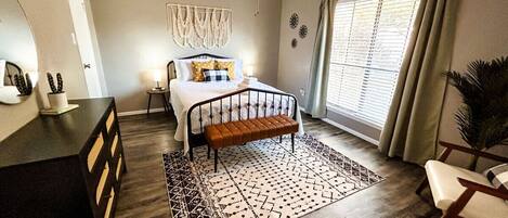 1 slaapkamer, een strijkplank/strijkijzer, gratis wifi, beddengoed