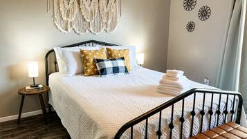 1 habitación, tabla de planchar con plancha, wifi gratis y ropa de cama