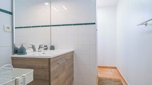 Shower, hair dryer, towels - DOMAINE DU FLAMAND - Gîte Plaisance, 4 people near the ocean - Médoc Océan (Naujac-sur-Mer)