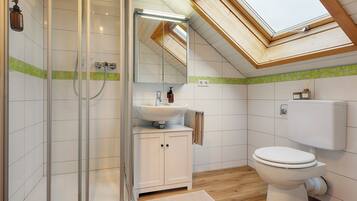 Classic-Apartment, Seeblick | Badezimmer | Dusche, Haartrockner, Handtücher, Seife