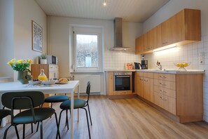 Classic-Apartment, eingeschränkter Seeblick | Eigene Küche