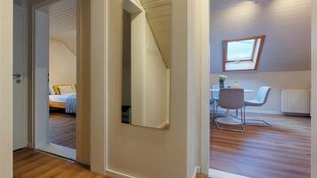 Classic-Apartment, Seeblick | 2 Schlafzimmer, schallisolierte Zimmer, Bügeleisen/Bügelbrett