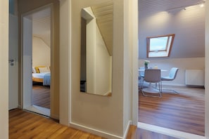 Klassiek appartement, uitzicht op meer | 2 slaapkamers, geluiddichte muren, een strijkplank/strijkijzer