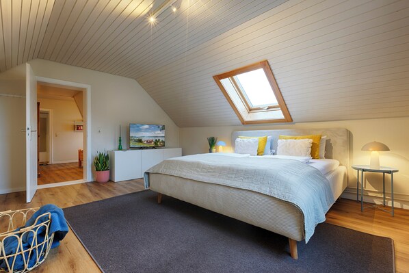 Klassiek appartement, uitzicht op meer | 2 slaapkamers, geluiddichte muren, een strijkplank/strijkijzer