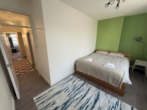 2 bedrooms, desk, iron/ironing board, WiFi - City Hideaway (Enfield)