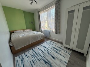 2 Schlafzimmer, Schreibtisch, Bügeleisen/Bügelbrett, WLAN