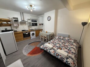 2 habitaciones, escritorio, tabla de planchar con plancha y wifi