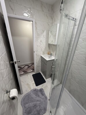 Shower, hair dryer, towels, shampoo - City Hideaway (Enfield)