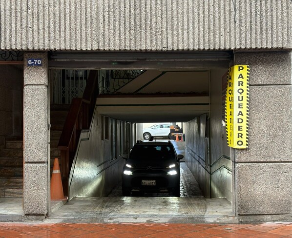 A car driving through a tunnel with a yellow sign on the right. - House with 5-bedroom 5 bathrooms  in charming Colonial Cuenca Center - Casa 621 (Cuenca)