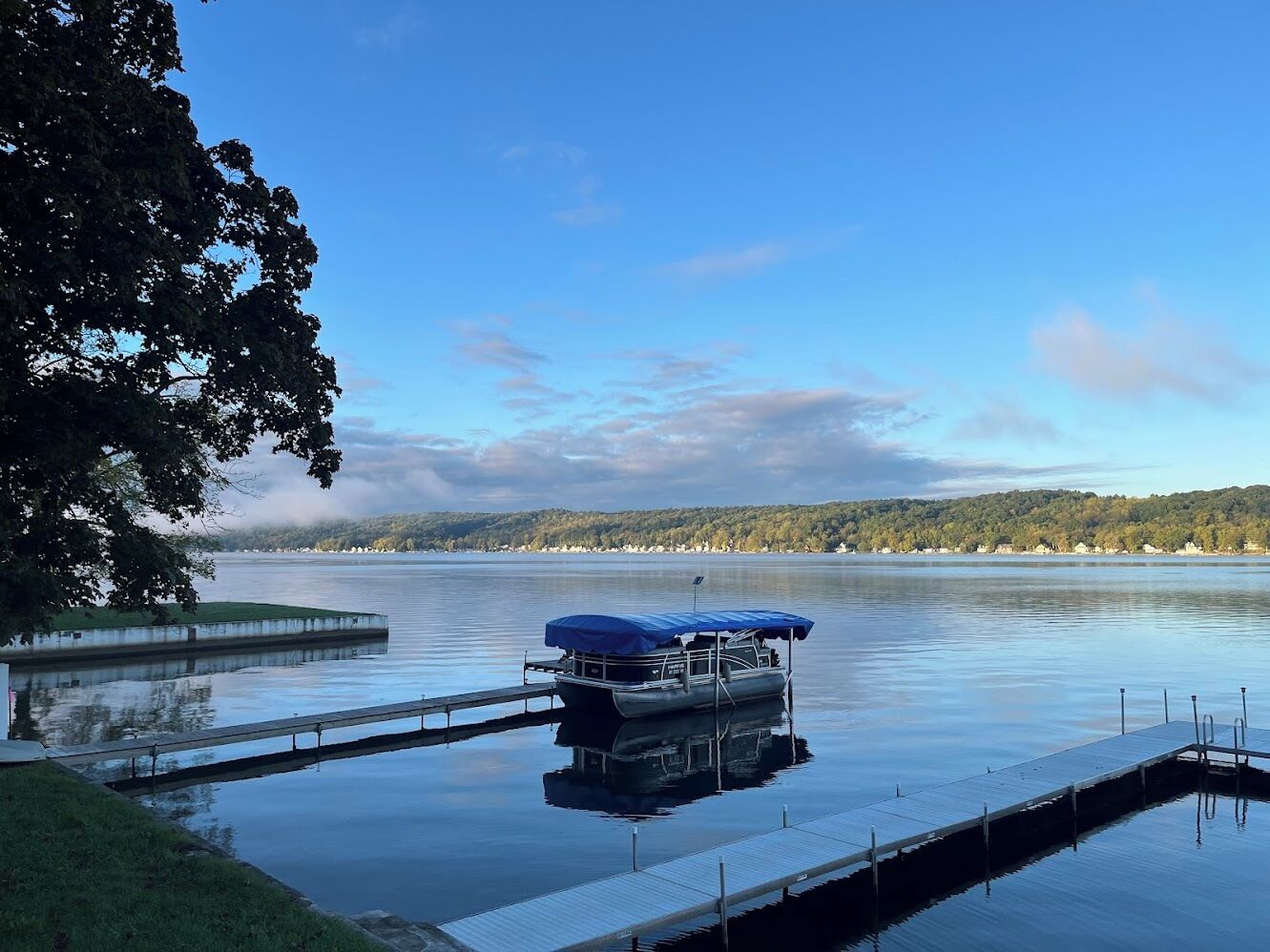 Un lac paisible avec un quai et un bateau.
