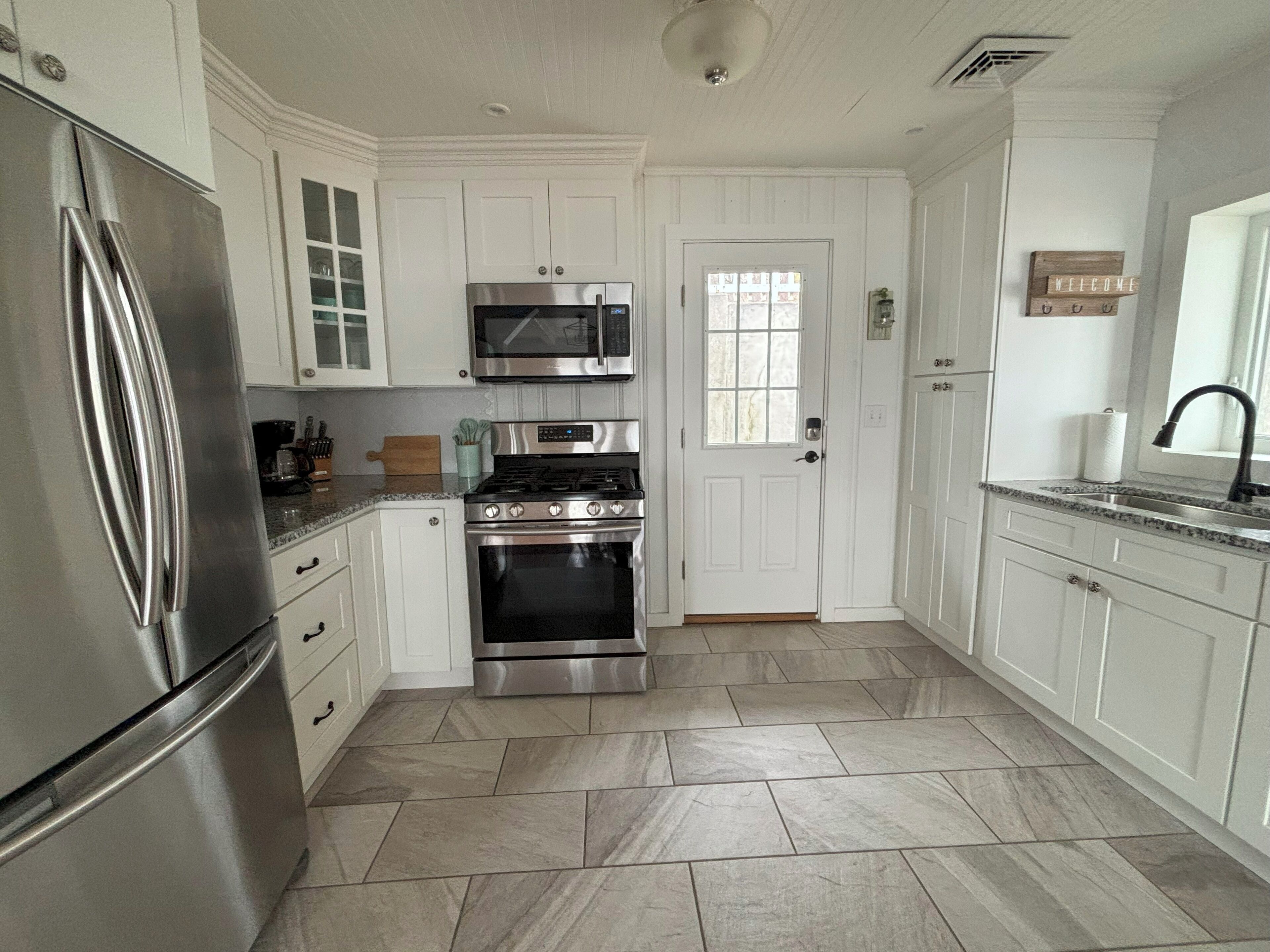 Frigorifero, microonde, forno, piano cottura