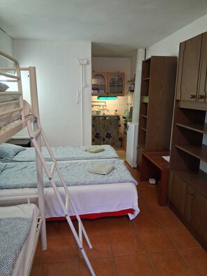 4 bedrooms, iron/ironing board, free WiFi, bed sheets
