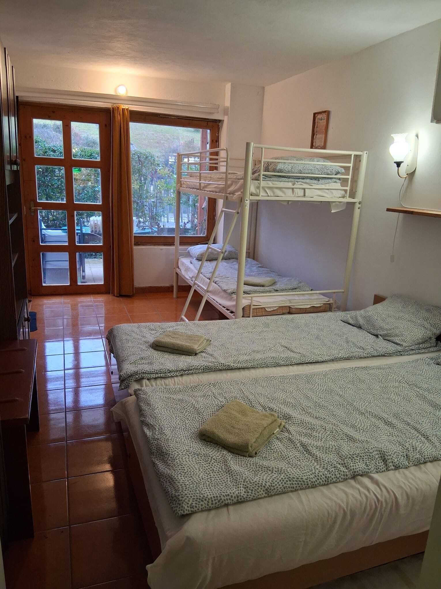 4 عدّة غرف نوم ومكواة/لوح كي وواي فاي مجانًا وملاءات أسرّة